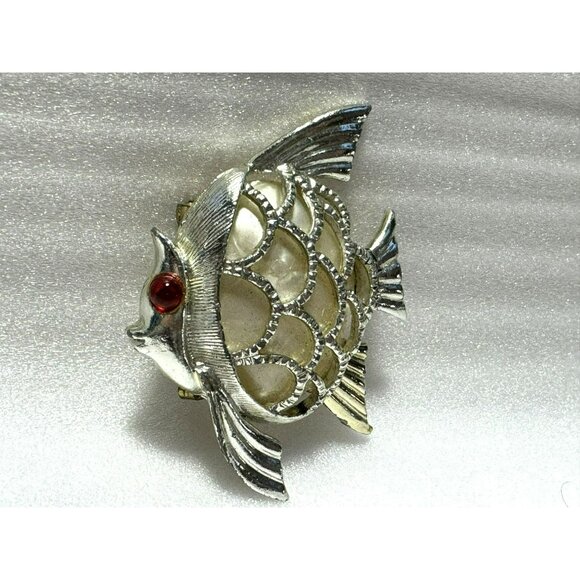Vintage Pearlescent Red Eyed Angel Fish Brooch Pin Silver Tone Openwork Design - Picture 3 of 3